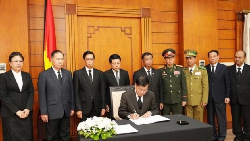 Lao leaders pay tribute to former Vietnamese State President Tran Duc Luong
